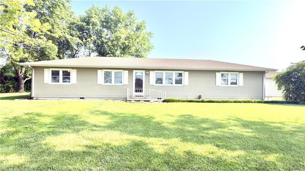 16633 E Mission Rd, Nevada, MO 64772 - single story home with a front lawn