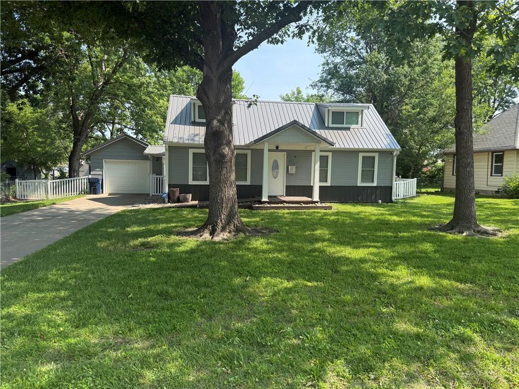 404 Lincoln St, Osage City, KS 66523 - photo 1