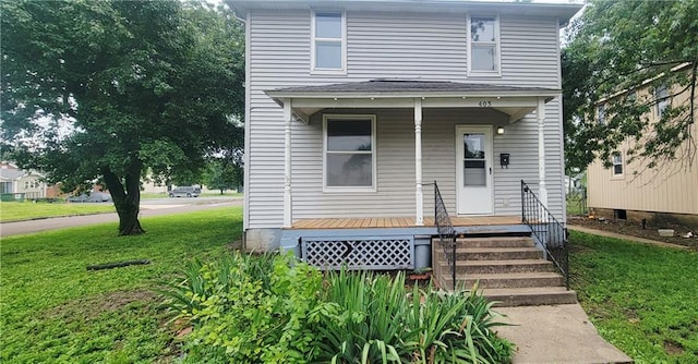 403 S St, Iola, KS 66749 - american foursquare style home featuring covered porch and a front yard