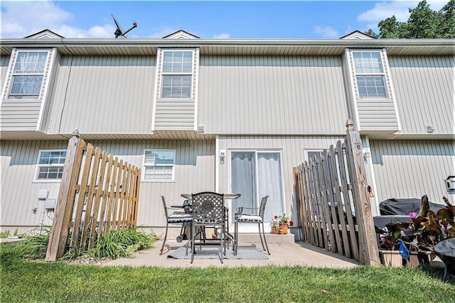 1404 SE Lexington Ave, Lees Summit, MO 64081 - rear view of property with a patio