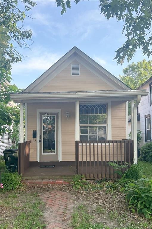 903 Osage St, Leavenworth, KS 66048 - view of front facade featuring a porch