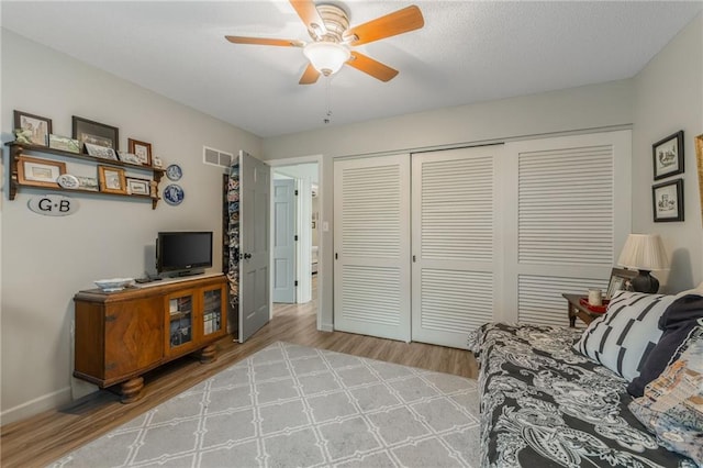 8726 W 104th St, Overland Park, KS 66212 - living room featuring wood finished floors and a ceiling fan