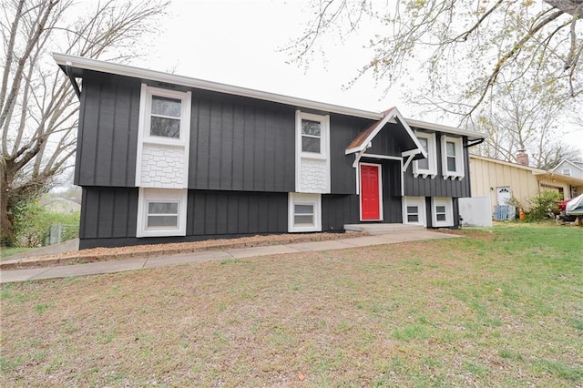 956 Ridge Dr, Warrensburg, MO 64093 - bi-level home with a front lawn