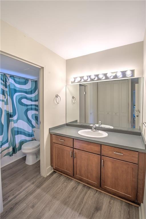 600 E 8th St Unit 5N, Kansas City, MO 64106 - full bath with wood finished floors, toilet, vanity, and a shower with curtain