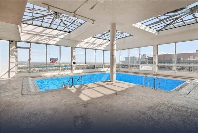 600 E 8th St Unit 5N, Kansas City, MO 64106 - indoor community pool featuring a patio and a lanai