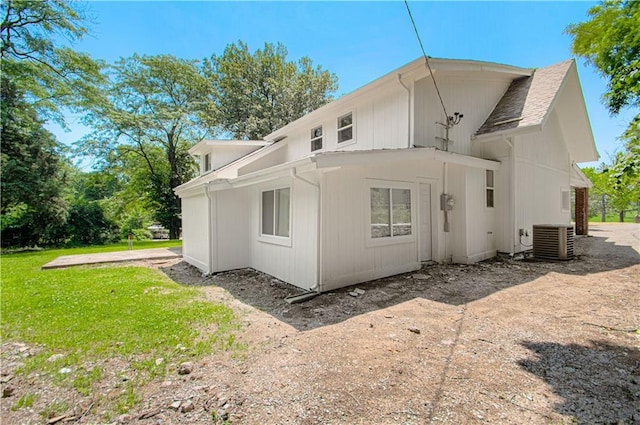 3874 E 63rd St, Kansas City, MO 64130 - back of property featuring a yard