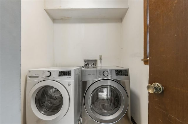 9714 Shepherds Dr, Kansas City, MO 64131 - laundry area with independent washer and dryer