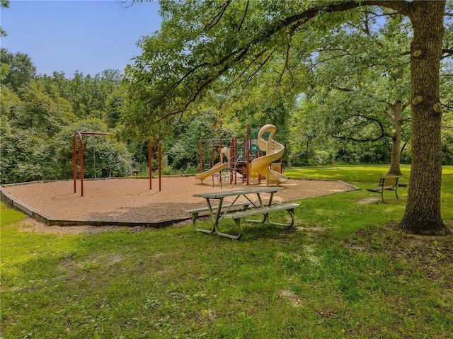 10417 Outlook Dr, Overland Park, KS 66207 - view of property's community featuring a yard