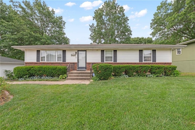 5029 NE 58th St, Kansas City, MO 64119 - ranch-style house featuring brick siding and a front lawn