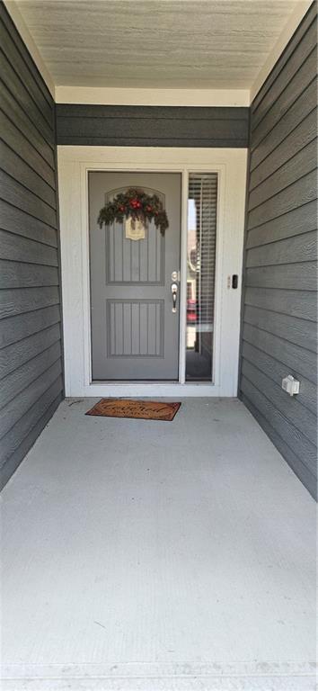 12432 Live Oak Cir, Peculiar, MO 64078 - entrance to property featuring a porch