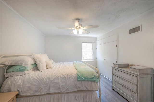 14001 S Tomahawk Dr, Olathe, KS 66062 - bedroom featuring crown molding, wood finished floors, a closet, and a ceiling fan