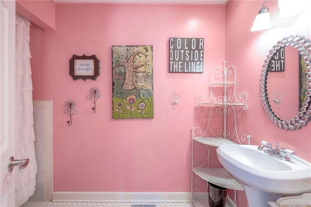 14001 S Tomahawk Dr, Olathe, KS 66062 - full bathroom featuring baseboards