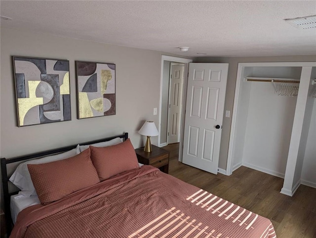 8804 E 47th St, Kansas City, MO 64129 - bedroom featuring wood finished floors, a closet, baseboards, and a textured ceiling