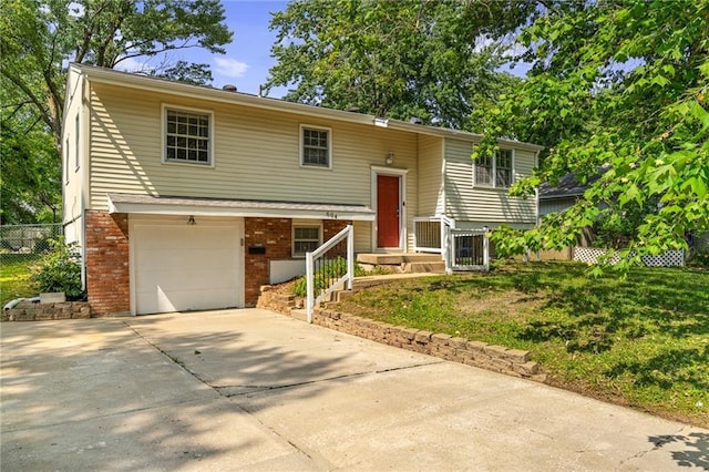 604 NE Ash St NE, Lees Summit, MO 64063 - bi-level home featuring brick siding, driveway, and a garage