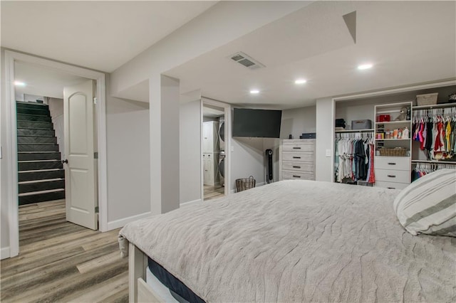 604 Lake Rd, Garden City, MO 64747 - bedroom featuring light wood-style floors, recessed lighting, baseboards, a closet, and a walk in closet
