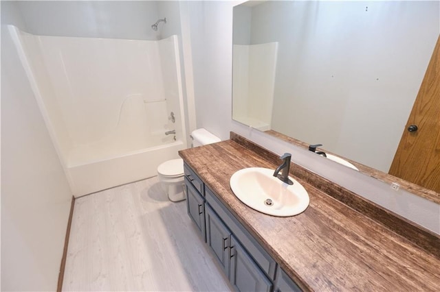 500 Valley View Dr, Frontenac, KS 66763 - full bath with vanity, wood finished floors, and bathing tub / shower combination