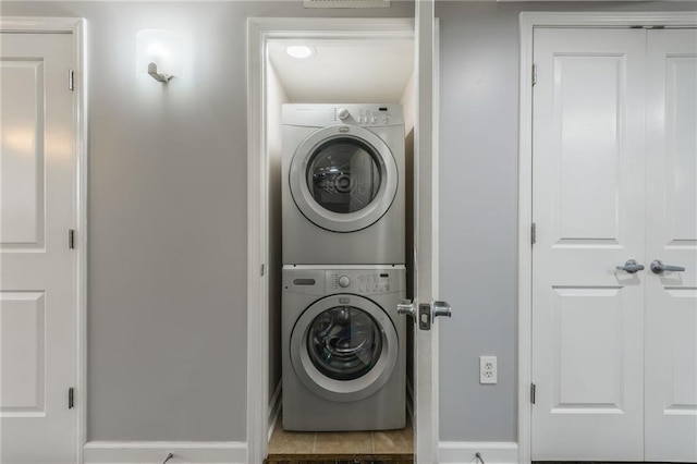 600 E Admiral Blvd Unit 601, Kansas City, MO 64106 - washroom featuring stacked washer / drying machine and baseboards