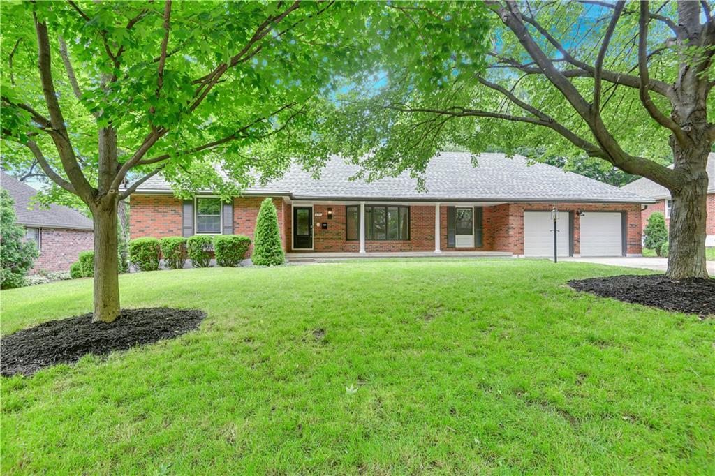 208 Oxford Ln, Lees Summit, MO 64063 - photo 1