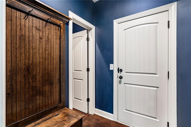 16154 S Canton St, Gardner, KS 66030 - foyer featuring dark wood finished floors and baseboards