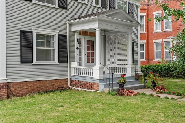 1809 Main St, Lexington, MO 64067 - view of exterior entry featuring covered porch and a yard