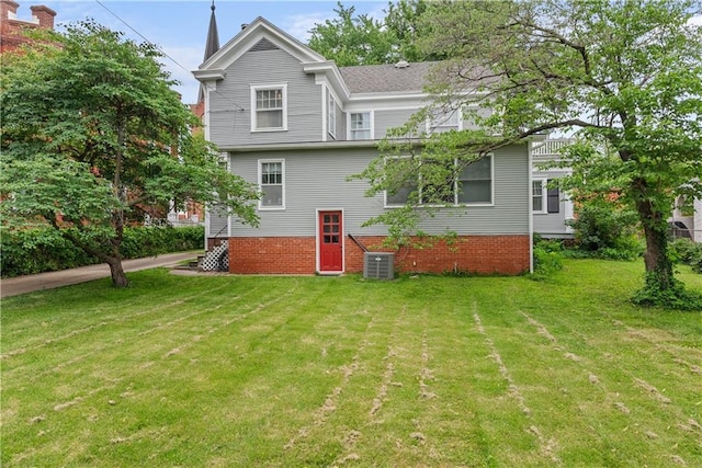 1809 Main St, Lexington, MO 64067 - back of property featuring a lawn