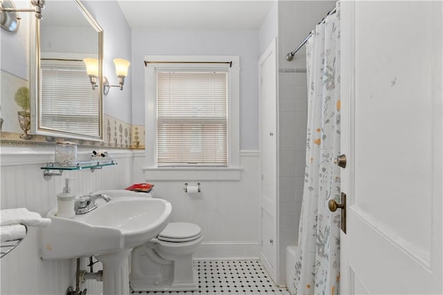 1809 Main St, Lexington, MO 64067 - bathroom featuring a wainscoted wall, tile patterned floors, and a chandelier
