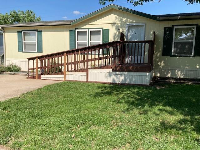2000 E 19th St Unit 5, Lawrence, KS 66046 - manufactured / mobile home with a front lawn