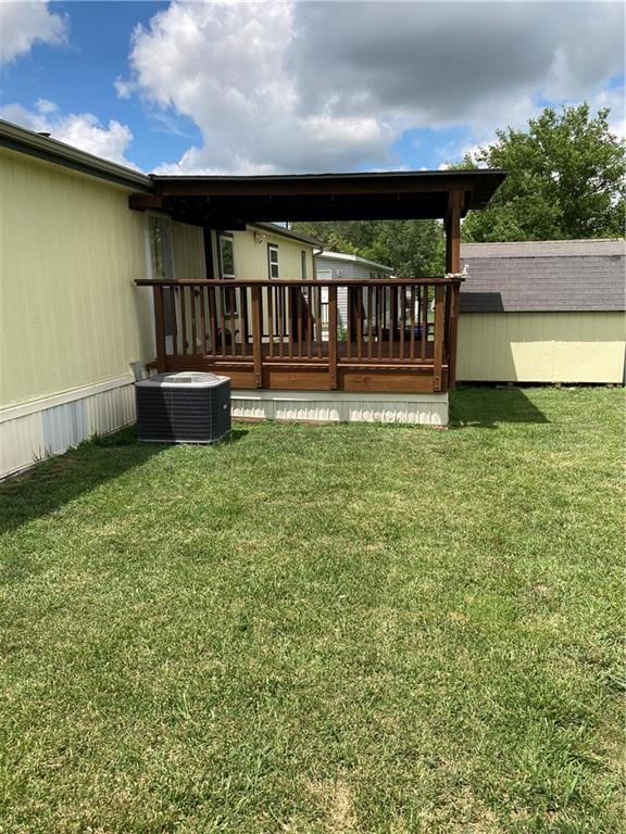 2000 E 19th St Unit 5, Lawrence, KS 66046 - back of property with a wooden deck and a yard