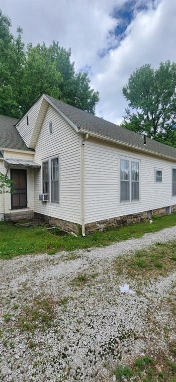 423 S Minnesota Ave, Columbus, KS 66725 - view of home's exterior featuring a shingled roof