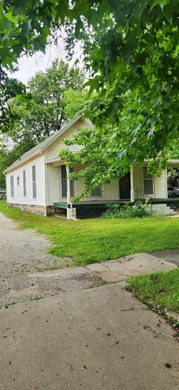 423 S Minnesota Ave, Columbus, KS 66725 - view of front facade featuring a front lawn