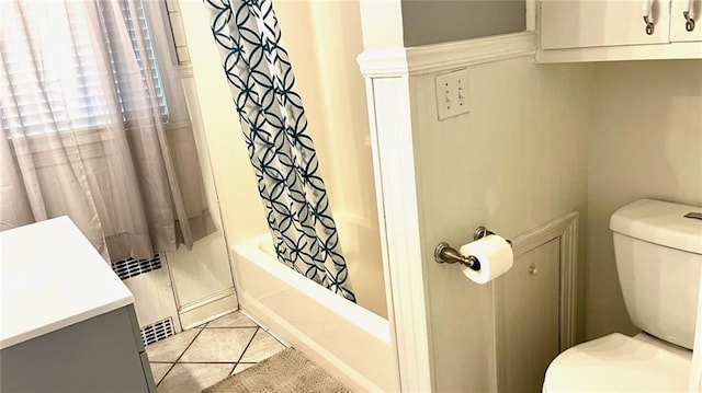 1146 S Willow St, Ottawa, KS 66067 - bathroom featuring shower / tub combo, toilet, tile patterned floors, and vanity