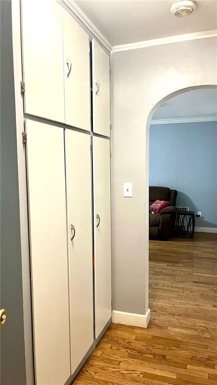 1146 S Willow St, Ottawa, KS 66067 - corridor with ornamental molding, light wood-style floors, arched walkways, and baseboards