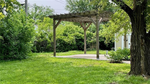 1441 S Maple St, Ottawa, KS 66067 - view of grassy yard featuring a pergola