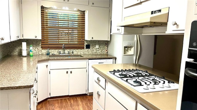1441 S Maple St, Ottawa, KS 66067 - kitchen featuring white gas cooktop, under cabinet range hood, white cabinetry, and decorative backsplash