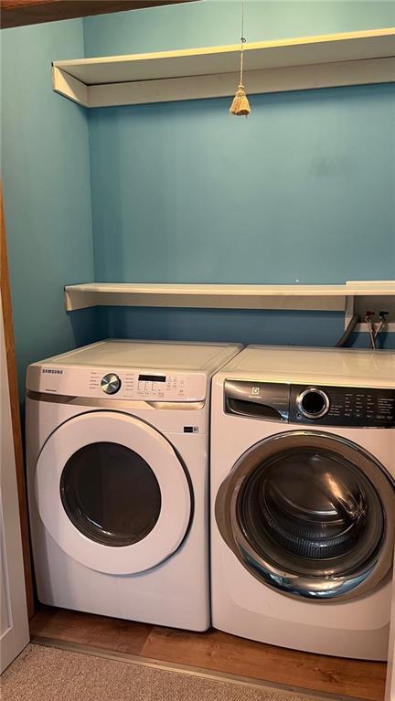 1441 S Maple St, Ottawa, KS 66067 - laundry area featuring independent washer and dryer