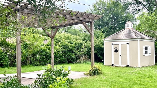 1441 S Maple St, Ottawa, KS 66067 - view of green lawn with a pergola and a storage unit