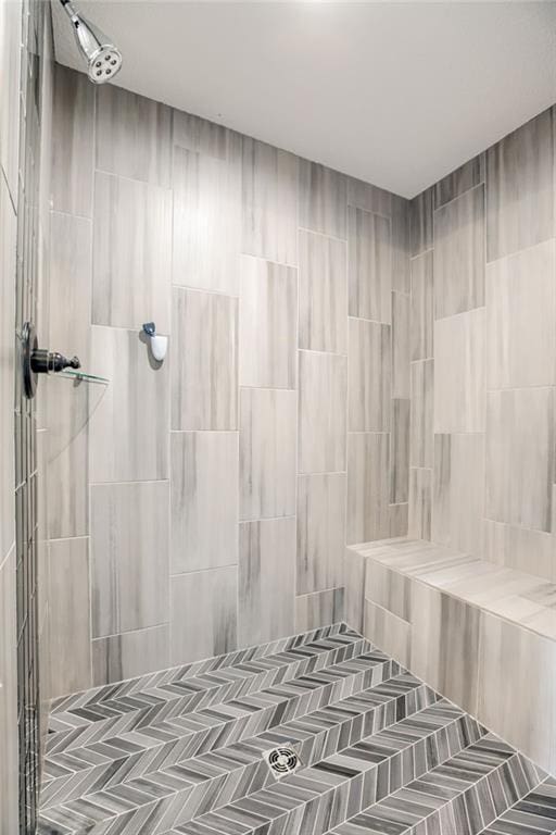 8721 N Mersington Ave, Kansas City, MO 64156 - bathroom with tiled shower