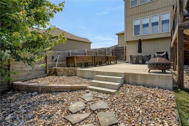 8721 N Mersington Ave, Kansas City, MO 64156 - fenced backyard with a patio area