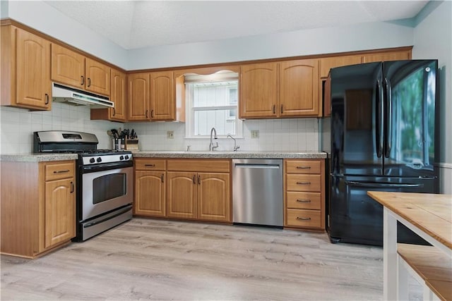 12411 W 100th St, Lenexa, KS 66215 - kitchen with stainless steel appliances, under cabinet range hood, light countertops, light wood finished floors, and a textured ceiling