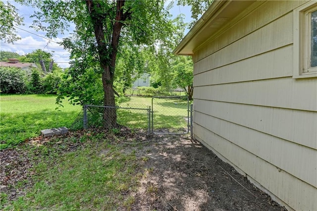 7907 Elm Ave, Raytown, MO 64138 - view of yard featuring a gate