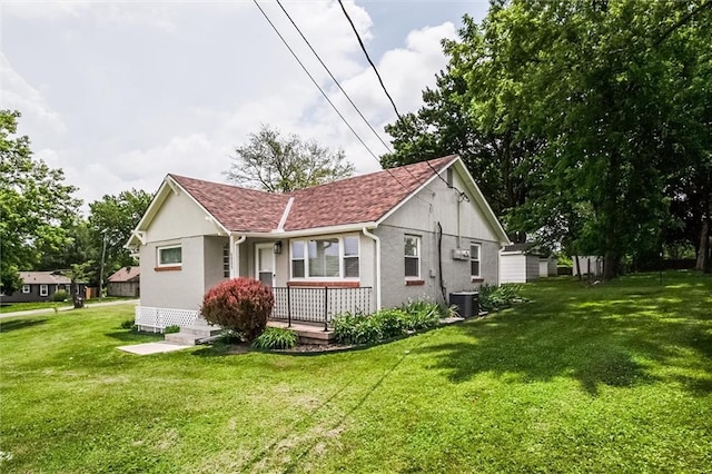 6005 NE 50th St, Kansas City, MO 64119 - view of side of home with covered porch, a lawn, and stucco siding