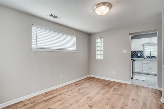 6005 NE 50th St, Kansas City, MO 64119 - empty room featuring light wood finished floors and baseboards