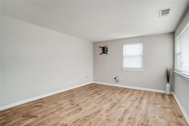 6005 NE 50th St, Kansas City, MO 64119 - empty room featuring light wood-type flooring and baseboards