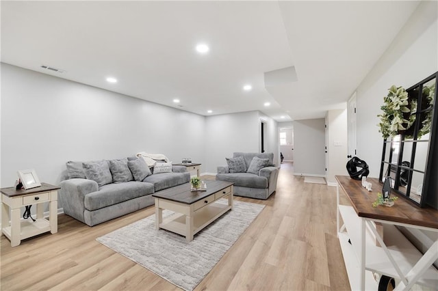 513 Forestglen Ln, Lansing, KS 66043 - living room featuring light wood-style floors and recessed lighting