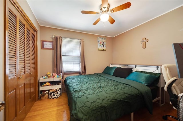 3814 S Outer Belt Rd, Oak Grove, MO 64075 - bedroom with a closet, light wood-type flooring, a ceiling fan, and ornamental molding