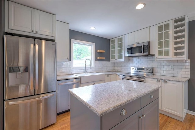 5917 W 101st Ter, Overland Park, KS 66207 - kitchen featuring stainless steel appliances, light wood finished floors, decorative backsplash, white cabinetry, and recessed lighting