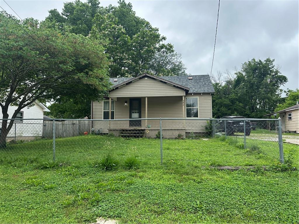 542 S Oak St, Nevada, MO 64772 - photo 1