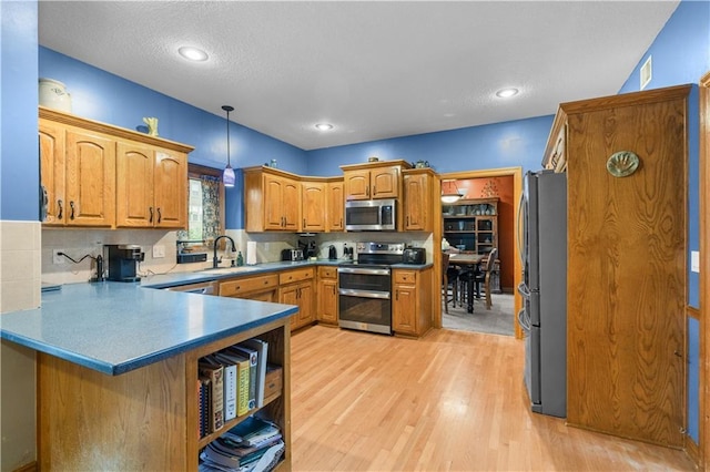 4022 SW Flintrock Dr, Lees Summit, MO 64082 - kitchen featuring stainless steel appliances, a sink, a peninsula, tasteful backsplash, and recessed lighting