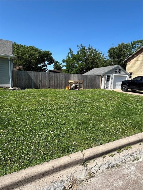 112 W Neosho St, Iola, KS 66749 - view of yard with an outbuilding