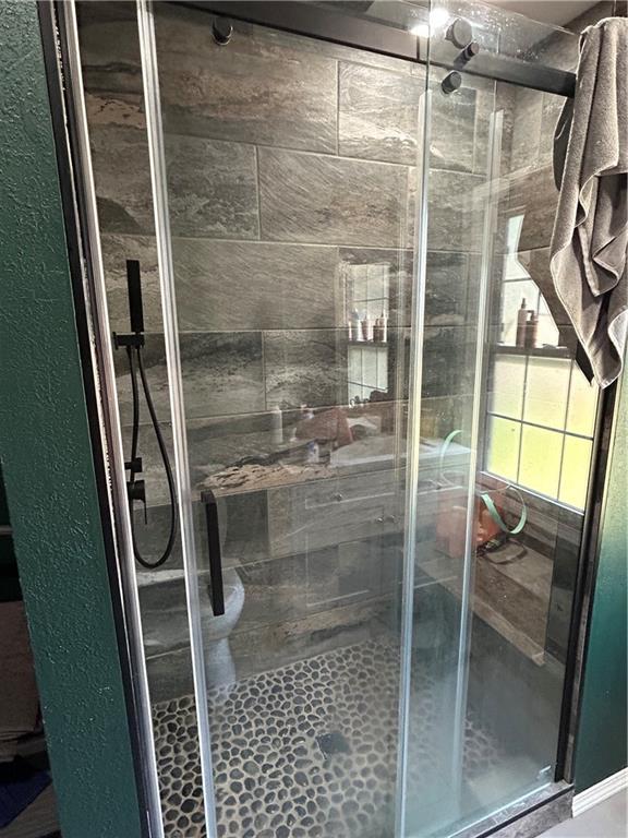 112 W Neosho St, Iola, KS 66749 - bathroom with a stall shower